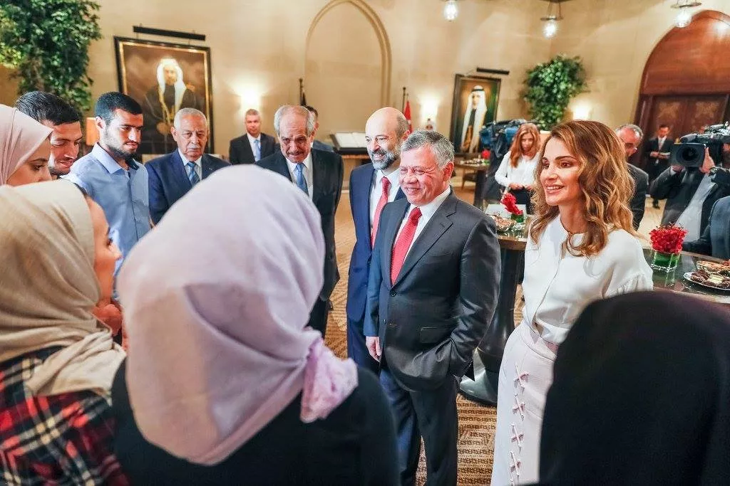 الملكة رانيا في إطلالة أنيقة منعشة خلال لقاء مع طلّاب في الأردن