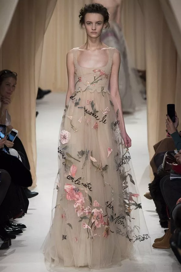 35 فستان سهرة من أسبوع الموضة في باريس للخياطة الراقية