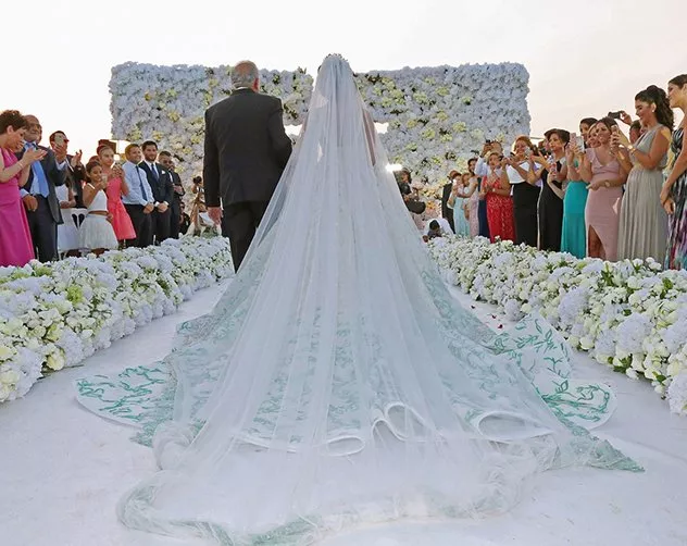المصمّم Rami Kadi ينقلنا إلى عالم الأميرات بفستان عروس خيالي: جرأة من نوع آخر