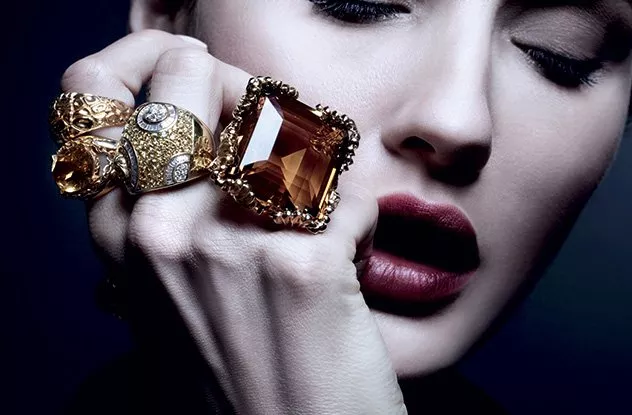 جلسة تصوير مجلّة جمالكِ خاصّة بمجوهرات Versace