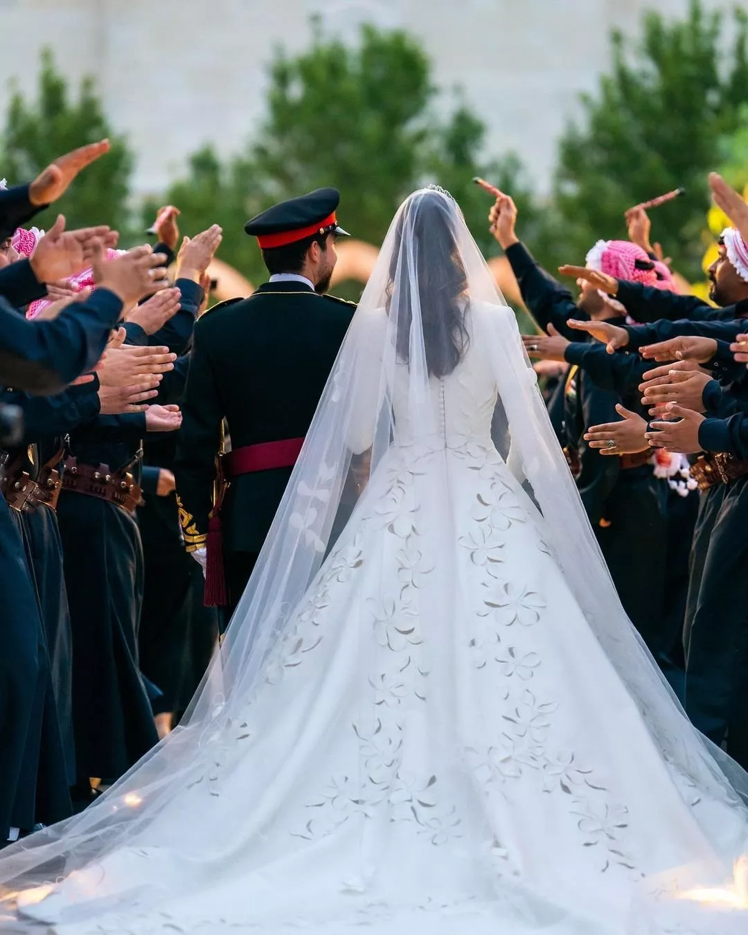 بالصور، إطلالة أنثوية كلاسيكية للعروس رجوة ال سيف في يوم زفافها من الامير حسين
