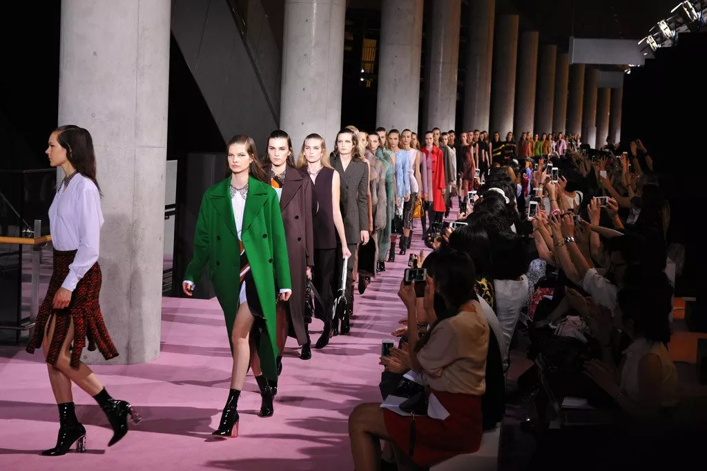 دار Dior تعيد عرض مجموعتها لخريف 2015 في طوكيو