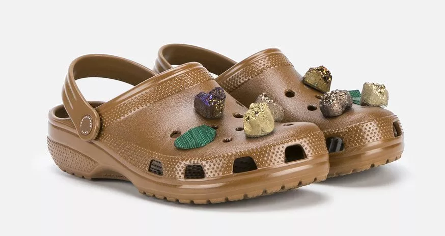 أحذية الـCrocs تعود إلى ساحة الموضة هذا الربيع وعليكِ استثمار أموالكِ بها