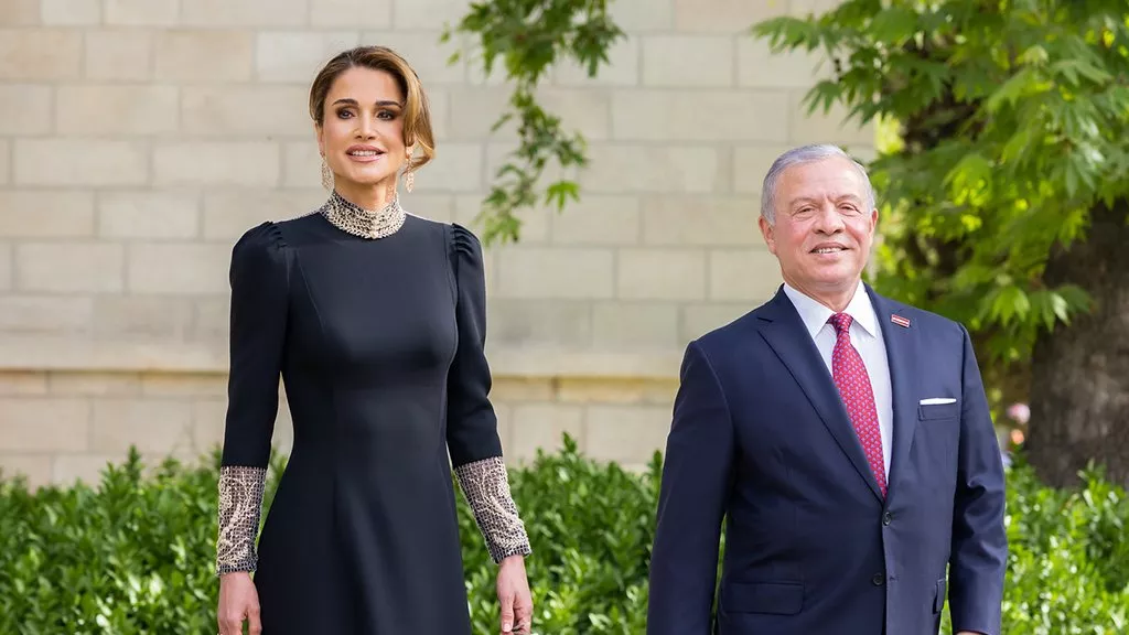 الملكة رانيا في زفاف الأمير الحسين ورجوة آل سيف: طلّتها فاخرة للغاية