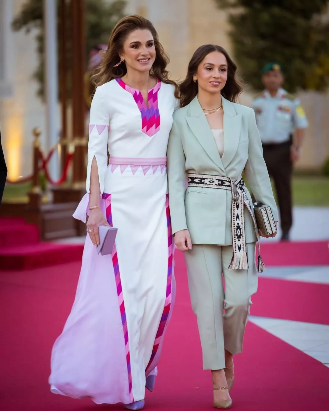 أجمل إطلالات الملكة رانيا في المناسبات عبر السنين: أناقة لا تُضاهى!