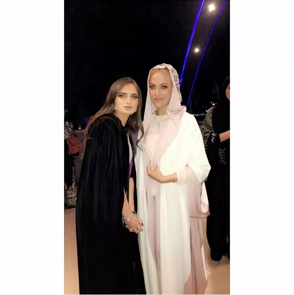 الحجاب والعبايا يرافقان Meryem Uzerli في إطلالات أنثوية في السعودية