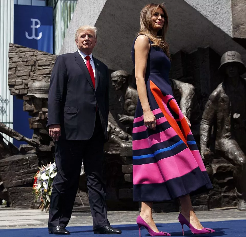 الرسومات الهندسيّة والألوان الحيويّة تسلّط الأضواء على Melania Trump في بولندا