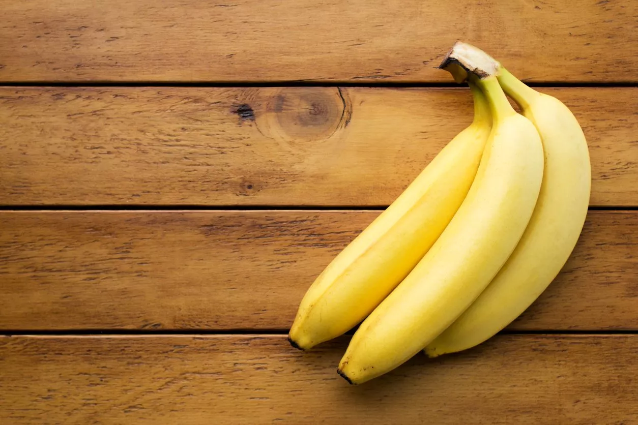 كيف يساعد تناول الموز والماء صباحاً على خسارة الوزن؟