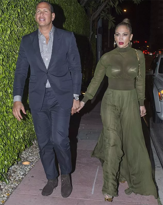 Jennifer Lopez وAlex Rodriguez: الثنائي الهوليووديّ الجديد الأكثر أناقةً وجاذبيّة
