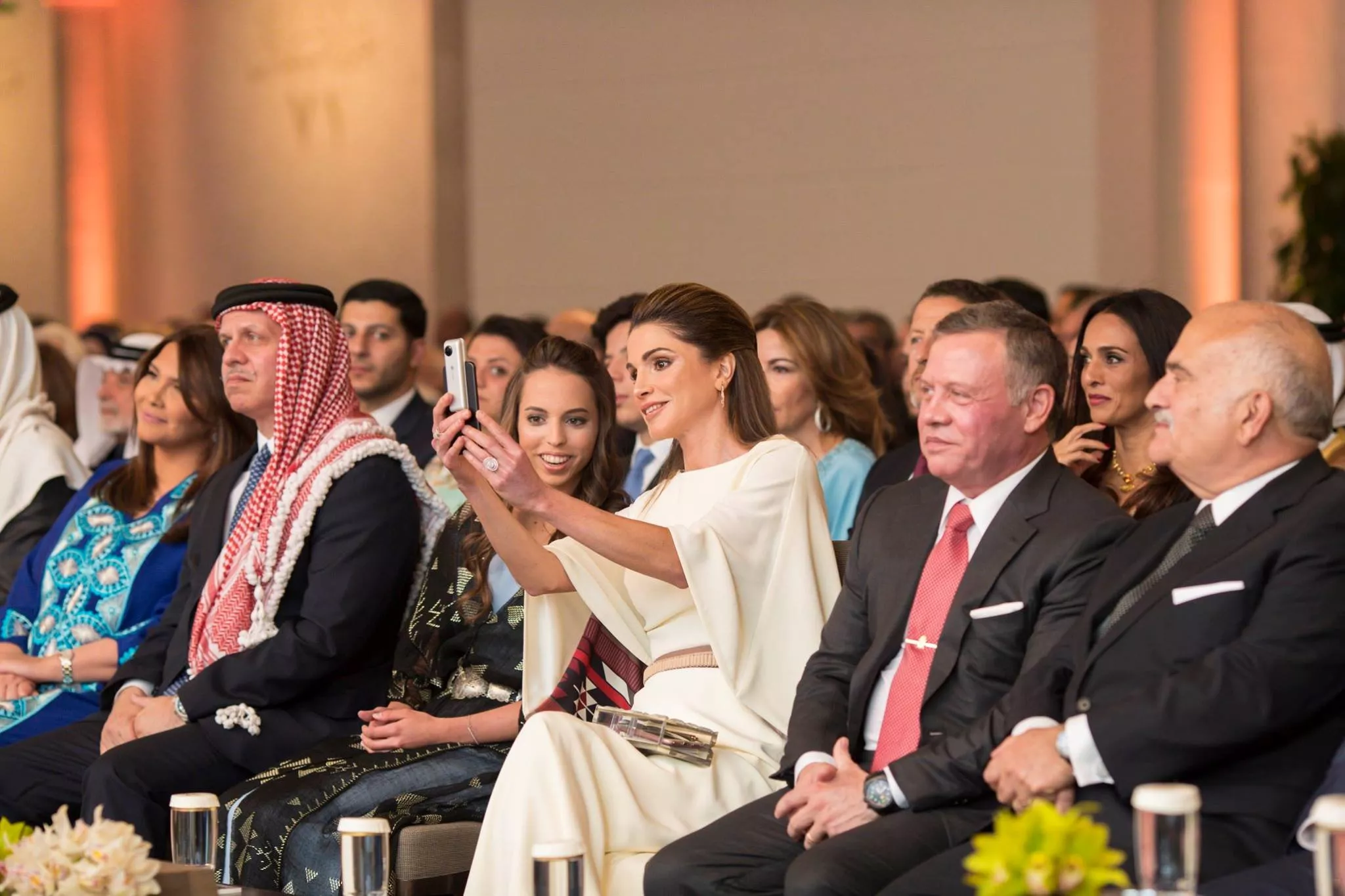 الملكة رانيا وابنتها الأميرة سلمى تحتفلان بعيد استقلال الأردن الـ71 في إطلالتين مستوحتين من تراث البلد