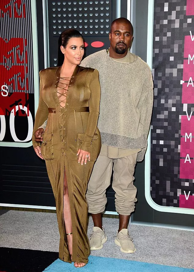 Kim Kardashian الوالدة المحاربة في حفل MTV VMA’s 2015