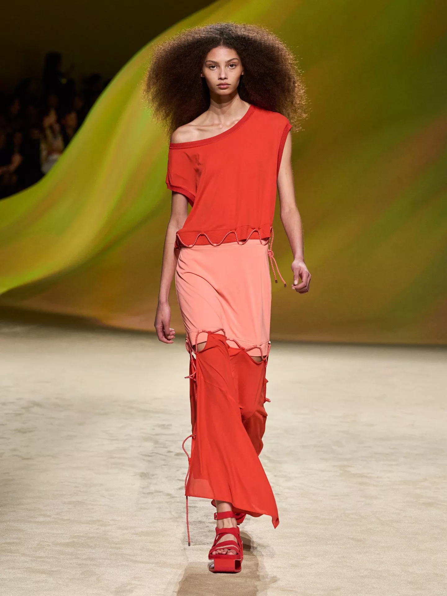 مجموعة Hermès لربيع وصيف 2023 تأخذنا برحلة إلى الصحراء