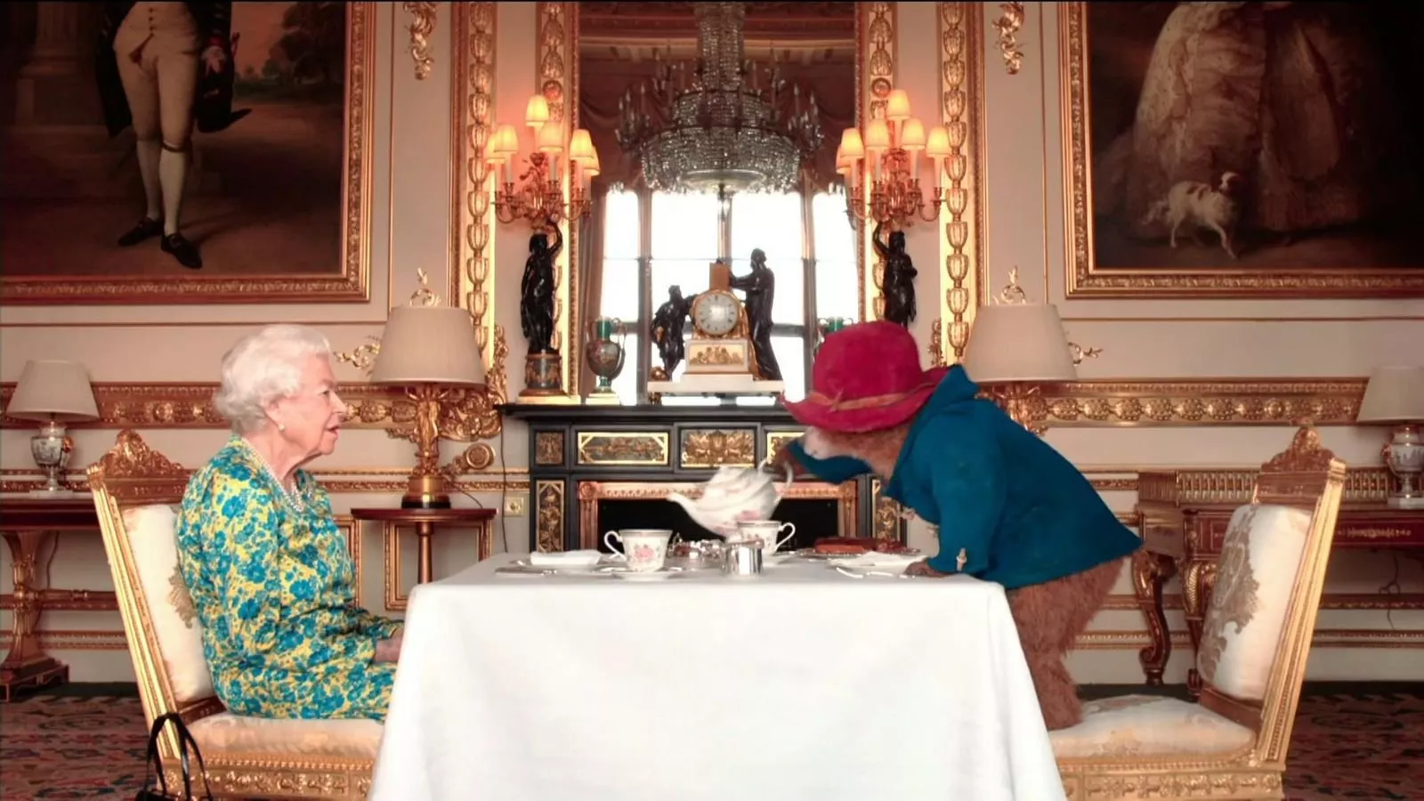 مفاجأة اليوبيل البلاتيني: الملكة إليزابيث تُظهر شخصيتها المرحة مع Paddington Bear
