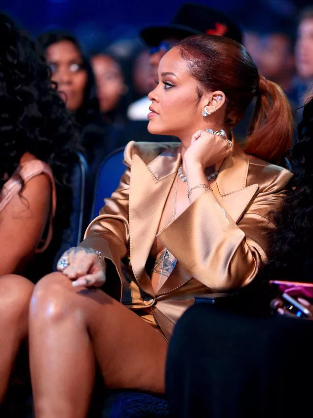 Rihanna تحبّ اعتماد البزّات الجريئة
