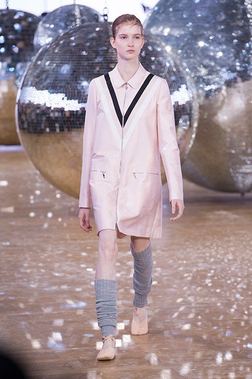 عرض أزياء Moncler Gamme Rouge لربيع 2018، خلال أسبوع الموضة في باريس