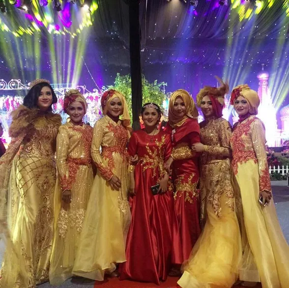 بالصور، عروس أندونيسيّة تبدّل 3 فساتين زفاف فاخرة في حفلٍ أسطوريّ ضخم