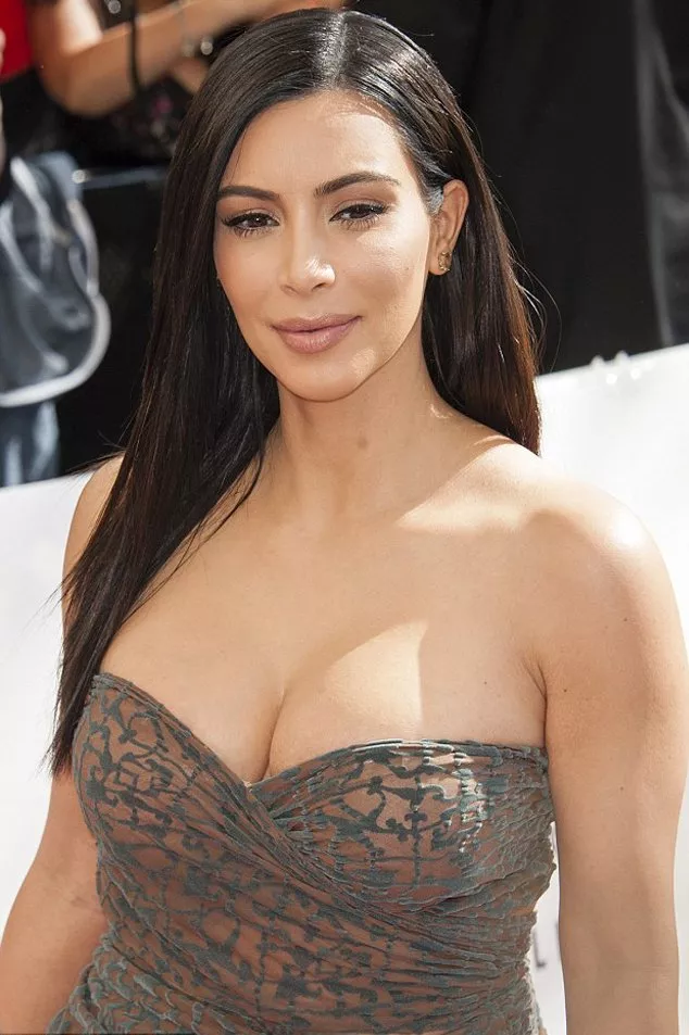 Kim Kardashian كنجمة مبتذلة من التسعينيّات