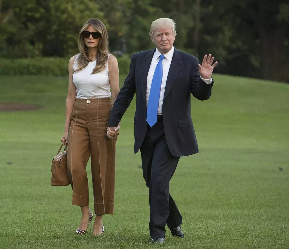 Melania Trump تنتقل أخيراً إلى البيت الأبيض بلوكٍ كاجوال شيك