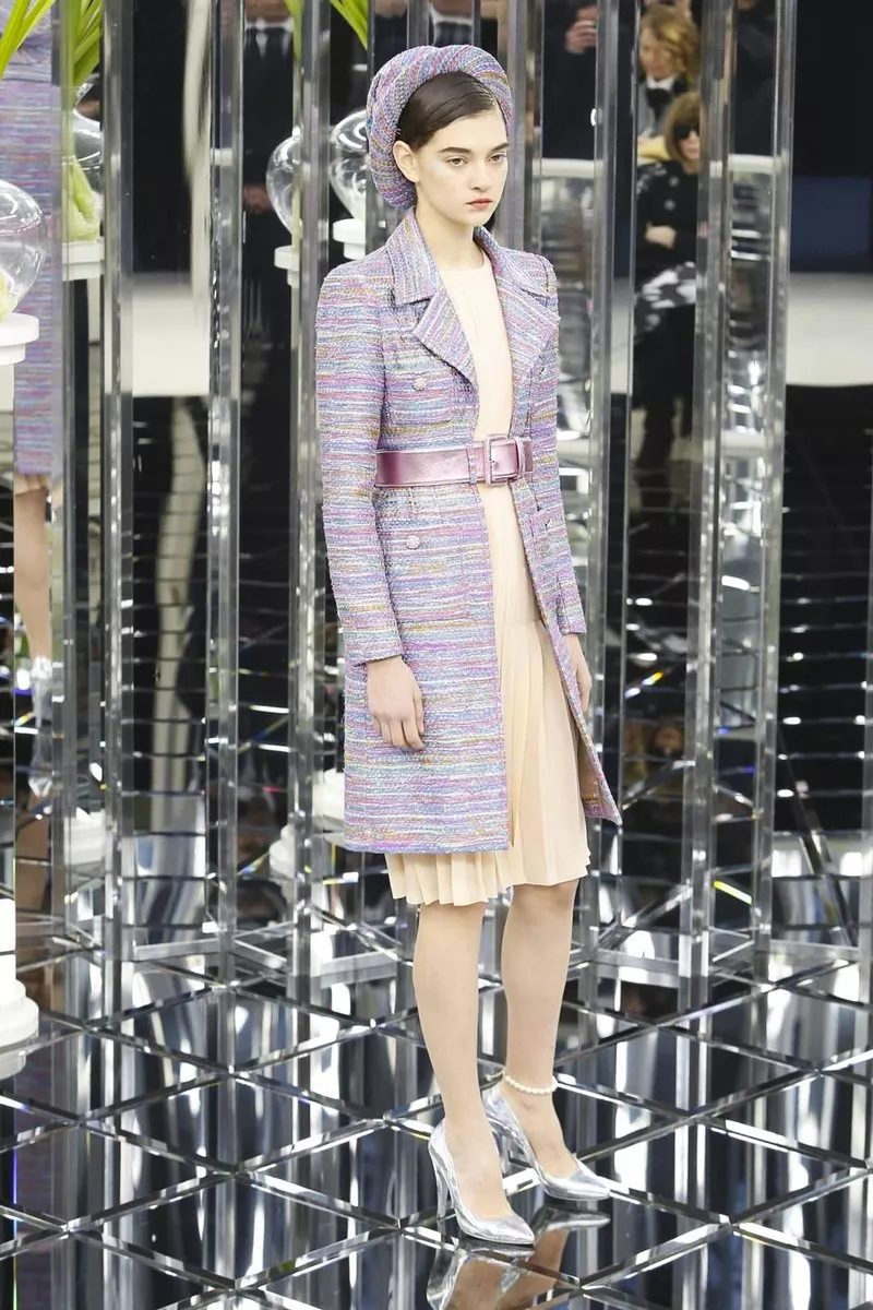 عرض Chanel للخياطة الراقية لربيع 2017: من التويد إلى الأقمشة البرّاقة، تصاميم تجمع بين الحاضر والماضي