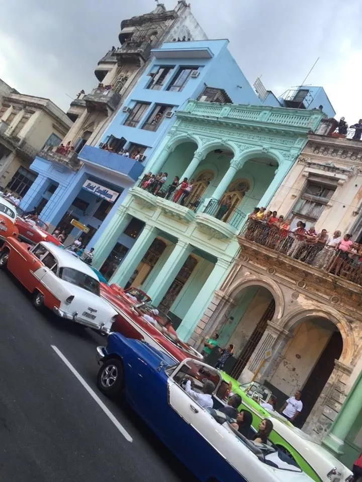 دار Chanel تقدّم عرضاً تاريخياً أشبه بالأحلام في كوبا