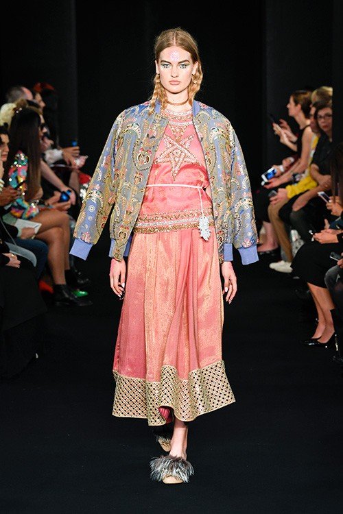عرض أزياء Manish Arora لربيع 2018، خلال أسبوع الموضة في باريس