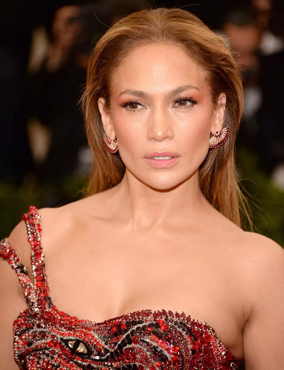 Jennifer Lopez تكشف عن مفاتنها في Met Gala 2015