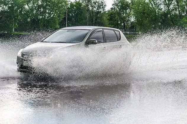 هذا ما عليكِ فعله عند مواجهة الفيضان أو السيول أثناء القيادة
