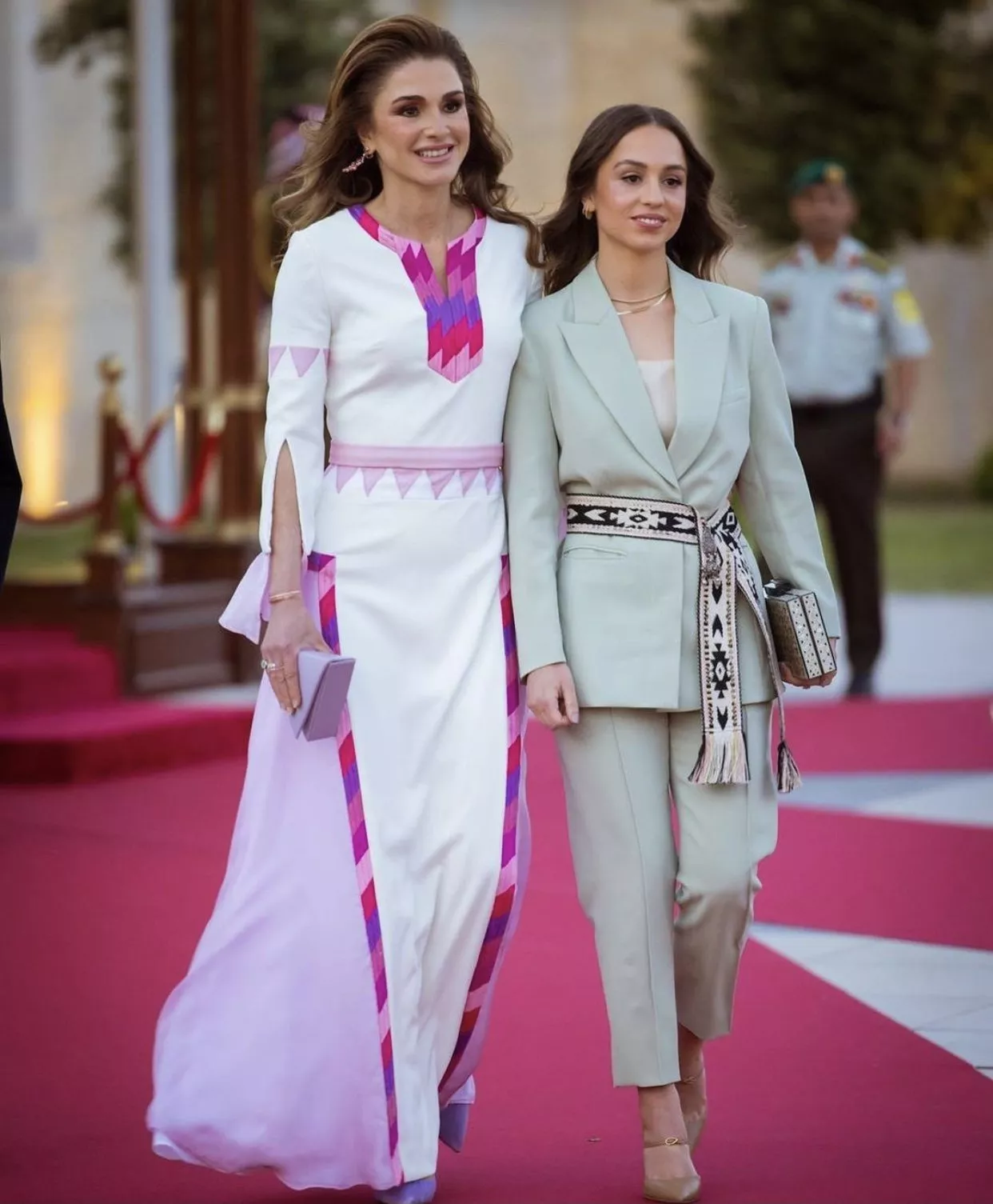 الملكة رانيا تحتفل بعيد الاستقلال الأردني الـ76 برفقة عائلتها