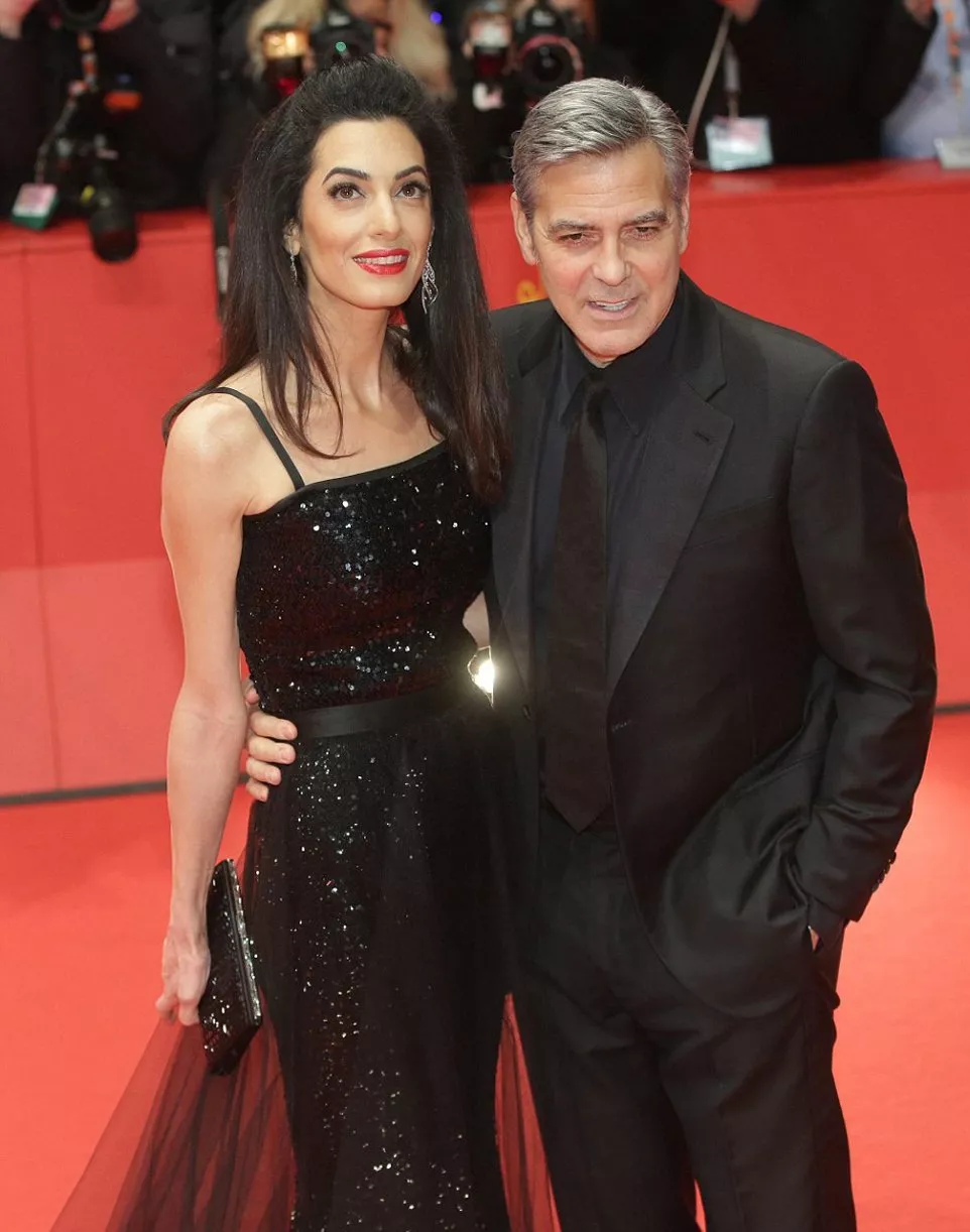 Amal Clooney تشعّ سحراً ورقيّ في مهرجان برلين السينمائيّ