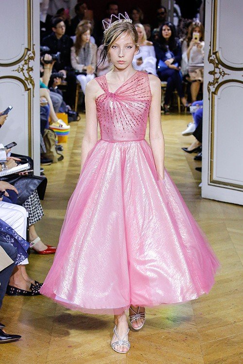 عرض أزياء John Galliano لربيع 2018، خلال أسبوع الموضة في باريس