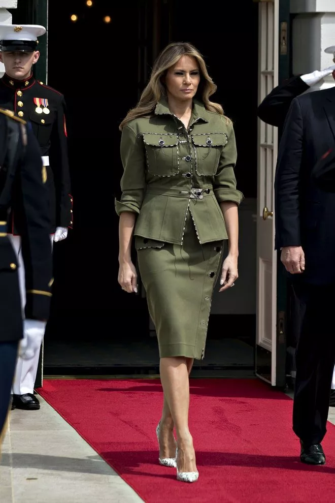 السيّدتان الأولتان لأميركا والأرجنتين: Melania Trump في أسلوب عسكري وJuliana Awada في ستايل كلاسيكيّ بسيط