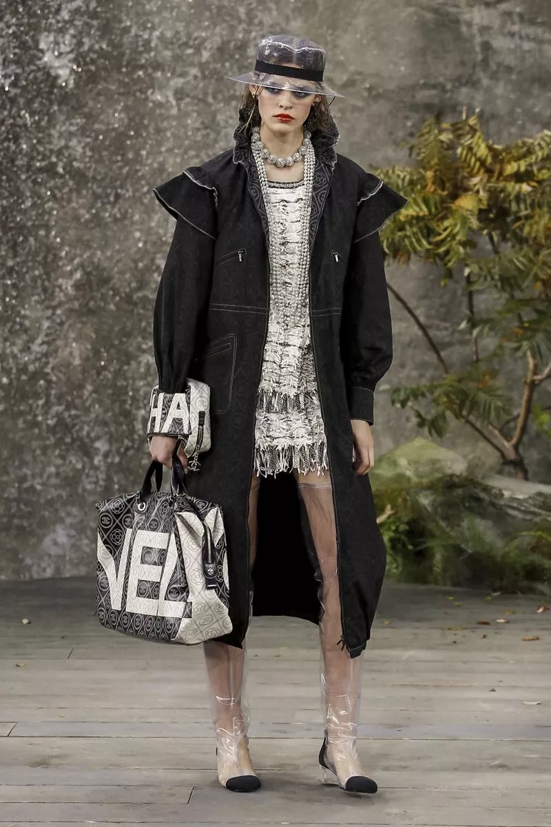 مجموعة Chanel لربيع 2018 خلال أسبوع الموضة الباريسيّ: عارضات مستعدّات لتلقّي زخّات المطر بأناقة مطلقة