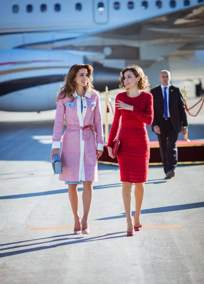 الملكة رانيا في إطلالات عصريّة خلال جولتها الإسبانيّة