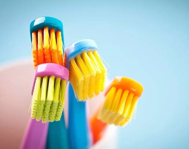 استخدام الفرشاة - فرش الأسنان