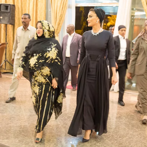 إطلالات الشيخة موزا مفعمة بالأناقة خلال زيارتها إلى السودان