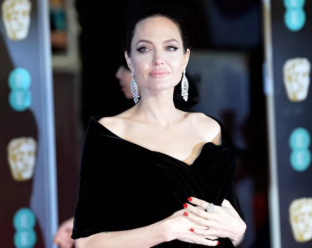 Angelina Jolie في إطلالتين ملفتتين تثنيان على جاذبيّتها