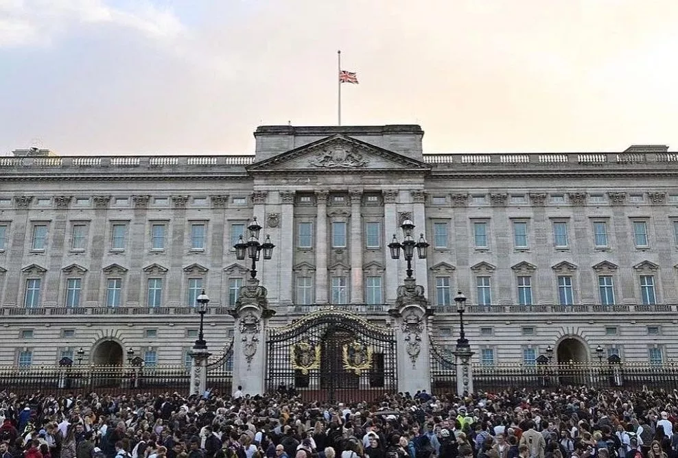مظاهر الحداد على وفاة الملكة اليزابيث من حول العالم... حشود شعبية، إطفاء الأنوار وتنكيس الأعلام