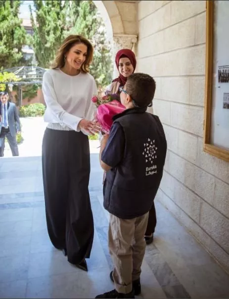 4 إطلالات للملكة رانيا تؤكّد أنّها أكثر من رائدة في مجال الموضة وأقرب إلى فاشينيستا