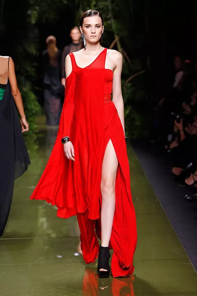 هكذا ترتدين الفساتين الحمراء الرائجة كالفاشينيستا وفقاً لعروض ربيع وصيف 2017