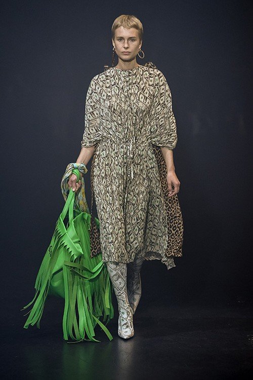عرض أزياء Balenciaga لربيع 2018، خلال أسبوع الموضة في باريس