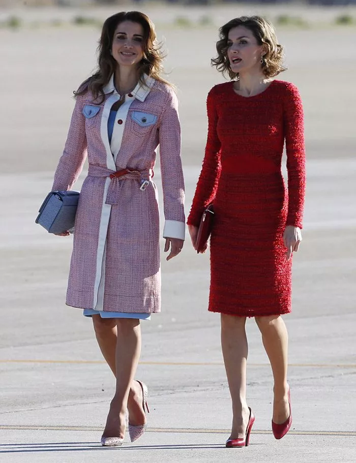 الملكة رانيا في إطلالات عصريّة خلال جولتها الإسبانيّة