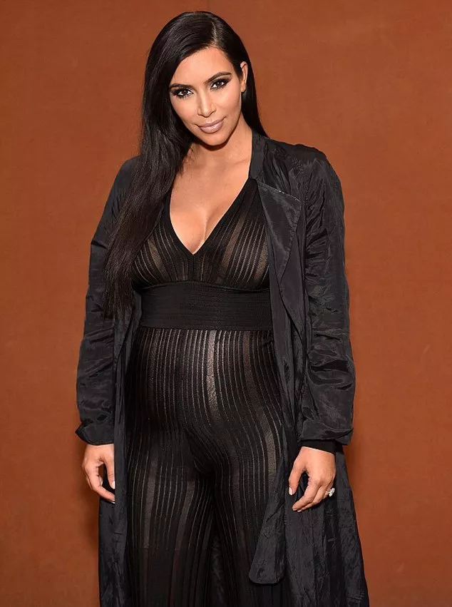 Kim Kardashian في تصميم فاضح لا يليق أبداً بامرأة حامل