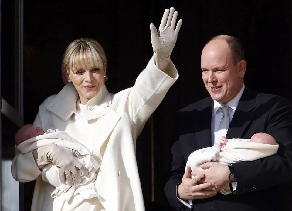 الأميرة Charlene في إطلالة ملكيّة مع توأمها الجديد