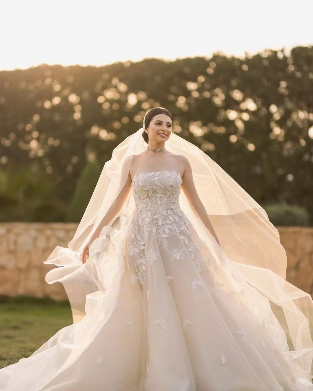 صور طلة ماريتا الحلاني في حفل زفافها... فستانها أنثوي بتفاصيل ثلاثية الأبعاد