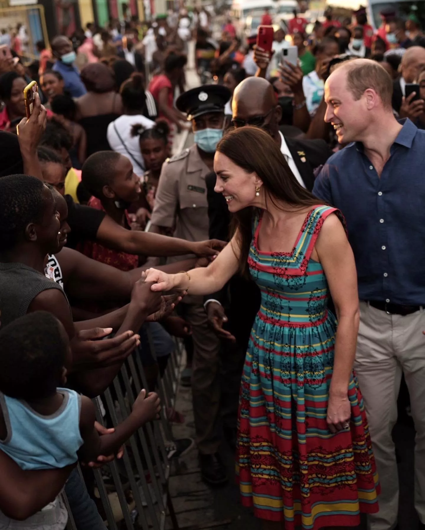 كيت ميدلتون فستان نزين خطوط ملونة مع الامير ويليام في جامايكا 