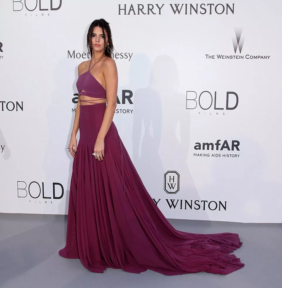 Kendall Jenner تنثر سحرها في حفل amfAR