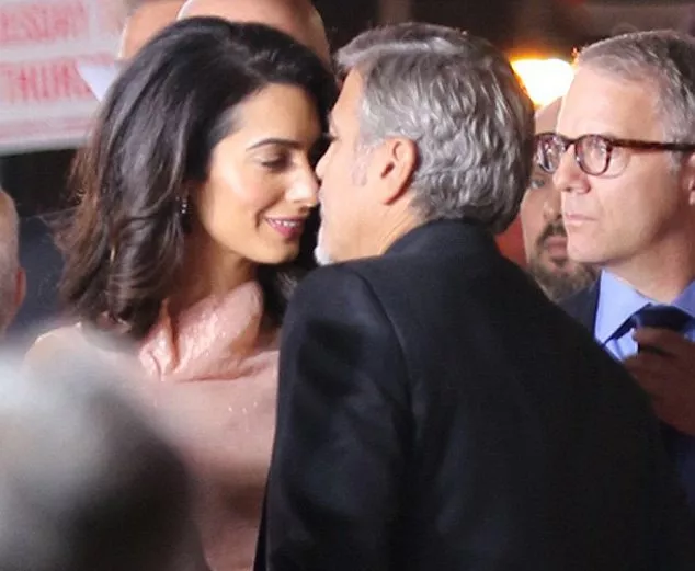 Amal Clooney في إطلالة أنثويّة بامتياز