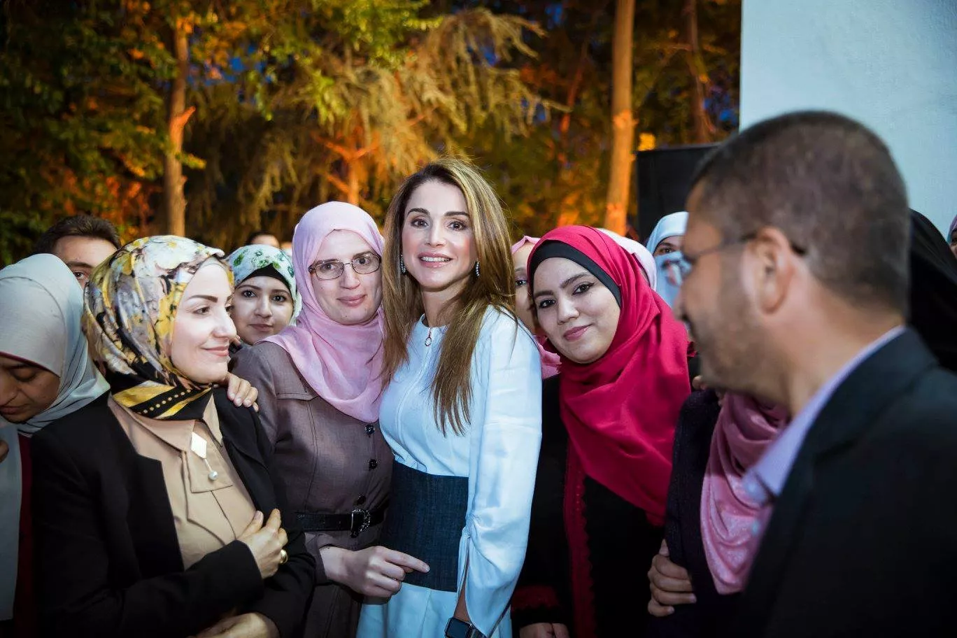 الملكة رانيا تستوحي إطلالتها من منصّات عروض ربيع 2017 بتحفّظ وأناقة