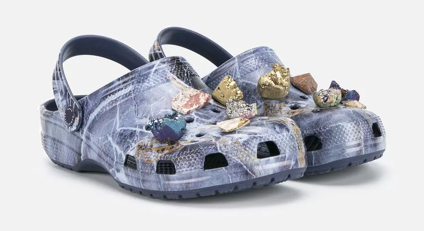 أحذية الـCrocs تعود إلى ساحة الموضة هذا الربيع وعليكِ استثمار أموالكِ بها
