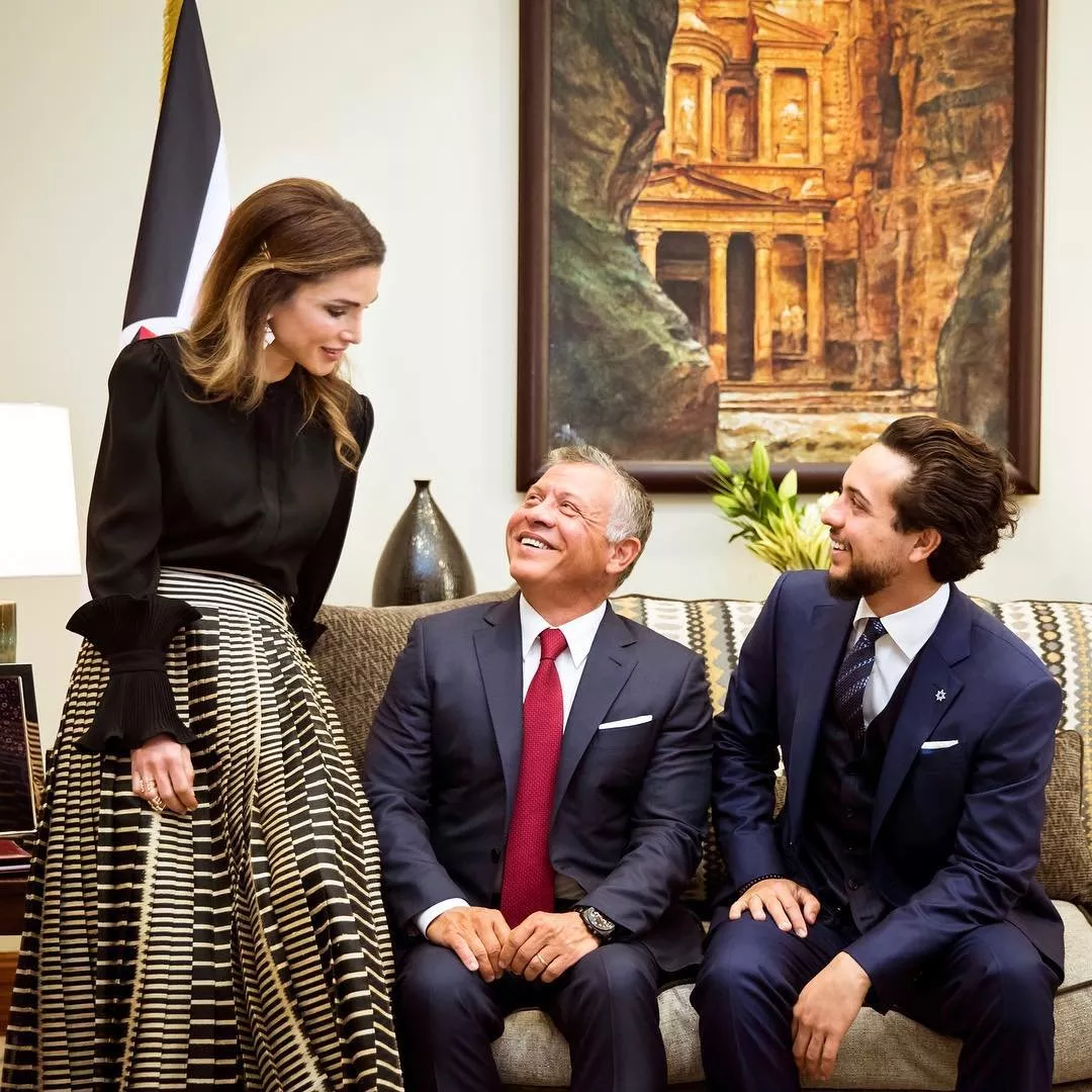 حيلة في الموضة من نجمتكِ المفضّلة: الملكة رانيا تخلق منحنيات وهميّة بخيارات ملابسها